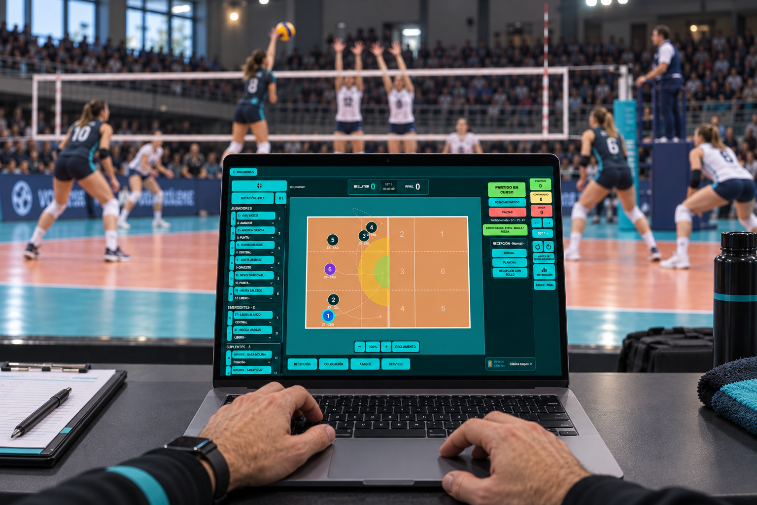 Vista desde el entrenador: sus manos manejan el aplicativo BELLATOR en un computador mientras observa un partido de voleibol al fondo